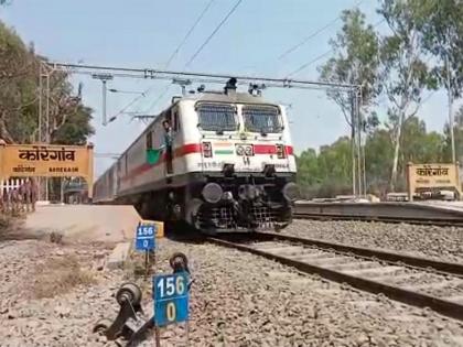 Chennai-Mumbai-Bandra Express run by electric engine; Crowds of passengers to watch the train on the Miraj-Pune route | विद्युत इंजिनने धावण्याचा मान चेन्नई-मुंबई-बांद्रा एक्सप्रेसला; मिरज-पुणे मार्गावर रेल्वे पाहण्यासाठी प्रवाशांची गर्दी