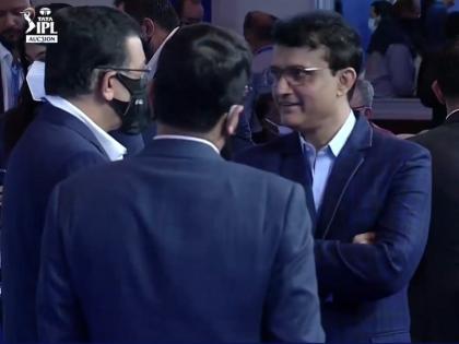 IPL Auction 2022 Live Updates: BCCI President Sourav Ganguly and other's broke the rules, not wearing mask during IPL auction 2022 | IPL Auction 2022 Live Updates : BCCI ने केलेला नियम 'दादा'नेच मोडला; सौरव गांगुली मास्कविनाच मेगा ऑक्शनसाठी प्रकटला!