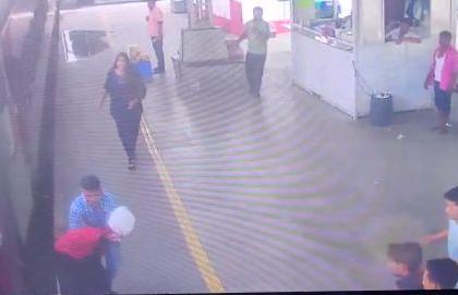 The woman, who was about to die, was dragged on a flat platform |  मृत्यूच्या जबड्यात जाऊ पाहणाऱ्या महिलेला अलगद फलाटावर ओढले