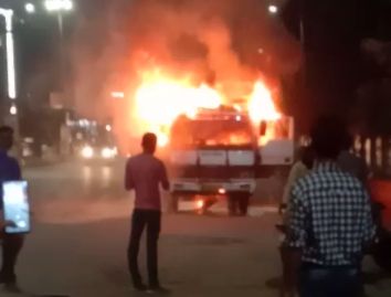 A truck caught fire in Gondia; The loss of life was averted | गोंदियात धावत्या ट्रकला आग; जीवित हानी टळली