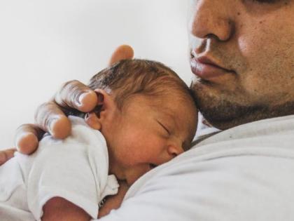 'Kangaroo' Pattern of a father to feel safe a newborn baby | नवजात बाळाला ऊब देण्यासाठी फादर झाले ‘कांगारू’