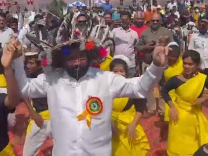 Gadchiroli's Guardian Minister Eknath Shinde took the traditional rally dance again | गडचिरोलीचे पालकमंत्री एकनाथ शिंदे यांनी पारंपरिक रेला नृत्यावर धरला फेर