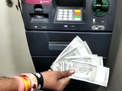 Withdrawal of five hundred, but two and a half thousand left! There was a repentance crowd in front of the ATM at midnight | सांगताय काय? विड्रॉल पाचशेचा, निघाले अडीच हजार! एटीएमसमोर मध्यरात्री तोबा गर्दी; पहा Video