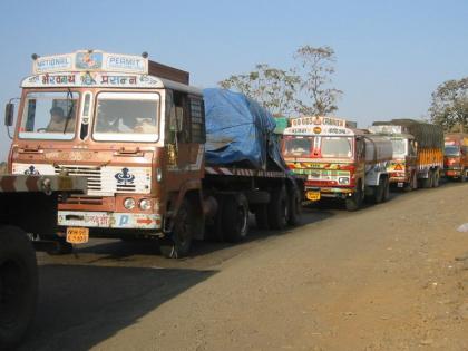 Government decision to ban vehicular vehicular traffic from Panvel to Sawantwadi during Ganesh festival | गणेशोत्सवात पनवेल ते सावंतवाडीदरम्यान अवजड वाहनांना बंदी