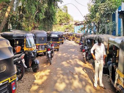 On traffic rules in the Corona period; Combocomb of passengers in the rickshaw | कोरोनाकाळात वाहतूक नियम धाब्यावर; रिक्षात प्रवाशांची कोंबाकोंब