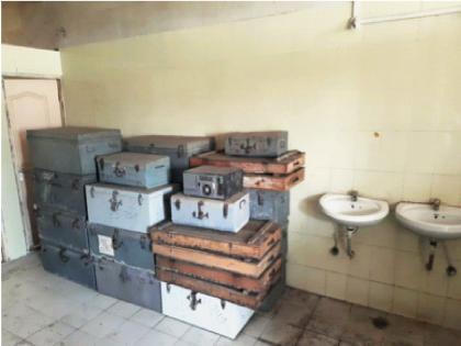 Darkness under the lamp! Documents, work orders, reports kept in the toilet by the Municipal Corporation | दिव्याखाली अंधार! महापालिकेने शौचालयात ठेवली कागदपत्रे, दस्तऐवज, कार्यादेश, अहवाल