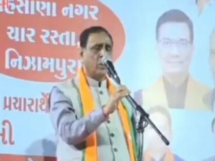 Gujarat CM Vijay Rupani collapses on stage at Vadodara public meeting, PM Narendra Modi Called | ...अन् मुख्यमंत्री विजय रूपाणींना व्यासपीठावरच चक्कर आली अन् खाली कोसळले; पंतप्रधानांनी केला फोन