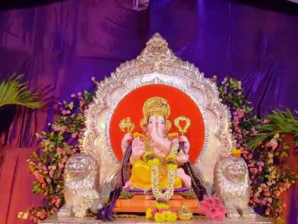 Due to online darshan, the number of devotees in Ganpati Mandap is less | ऑनलाइन दर्शनामुळे गणपती मंडपात भाविकांची संख्या कमी