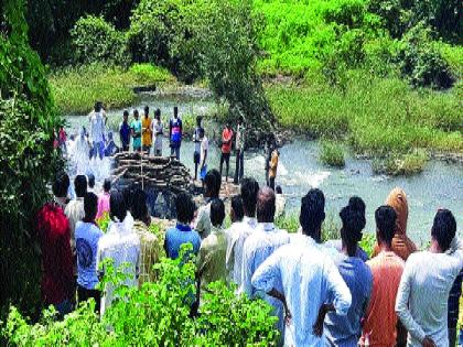 Bodies cremated on riverine rocks; The condition of all four cemeteries ten years ago | मृतदेहांवर नदीकिनारी खडकावर अंत्यसंस्कार; दहा वर्षांपूर्वीच्या चारही स्मशानभूमींची दुरवस्था