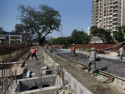 Concreting of Mahatma Phule Road west of Dombivali at a snail's pace | डोंबिवली पश्चिमेत महात्मा फुले रस्त्याचे काँक्रिटीकरण कासवगतीने