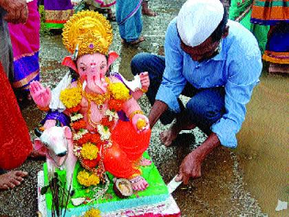 One and a half day old darling Bappa went to the village! Immersion of 11 thousand 406 Bappas in Vasai taluka | दीड दिवसांचे लाडके बाप्पा गेले गावाला! वसई तालुक्यात ११ हजार ४०६ बाप्पांचे विसर्जन