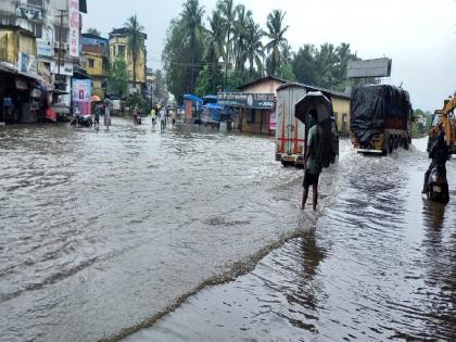 The low lying areas are waterlogged due to rains in Bhiwandi | भिवंडीत मुसळधार पावसामुळे सखल भाग जलमय; अनेक दुकानांसह घरांमध्ये शिरले पाणी