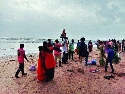 Ganpati walked to the village, we did not feel at ease! Immersion of Gauri Ganapati in peace | गणपती चालले गावाला, चैन पडेना आम्हाला! गौरी गणपतीचं शांततेत विसर्जन