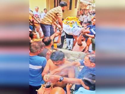 The dead body was lifted from the wall, even the funeral procession was not allowed Incident in Posari village | सख्खे शेजारी, पक्के वैरी...; भिंतीवरून उचलून नेला मृतदेह, अंत्ययात्रेलाही दिला नाही रस्ता! पोसरी गावातील घटना