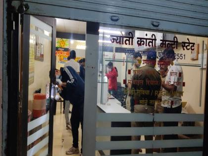 Robbery in Jyoti Kranti Multistate Bank in dharashiv Looted jewels and cash worth lakhs at gunpoint | धाराशिवमध्ये ज्योती क्रांती मल्टीस्टेट बॅंकेवर दराेडा; पिस्तुल, चाकूचा धाक दाखवून लाखोंचे दागिने, रोकड लुटली