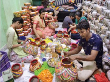 Navratri 2020: Navratri festival simply, but the enthusiasm of Mumbaikars remains! Many businesses suffer | Navratri 2020: नवरात्रौत्सव साधेपणाने, पण मुंबईकरांचा उत्साह कायम! अनेक व्यवसायांना झळ