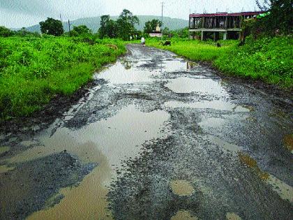 Morbe-Karambeli road in a ditch | मोरबे-करंबेळी रस्ता खड्ड्यात