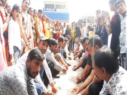 The soldiers reached the village, they received a grand welcome by People in MP | घोड्यावरून जंगी मिरवणूक अन् लोकांची प्रचंड गर्दी; सैनिक गावात पोहचताच झालं भव्य स्वागत