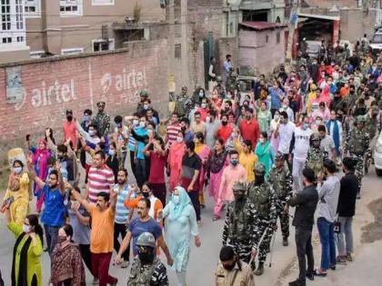 Jammu and kashmir over 100 of hindu families fled valley after teacher killed report | शिक्षिकेच्या हत्येनंतर काश्मीर खोऱ्यात दहशतीचं वातावरण; 100 हून अधिक हिंदू कुटुंबांनी केलं पलायन- रिपोर्ट