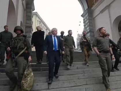 British Prime Minister boris Johnson suddenly arrives in Ukraine, seen walking down the street ofkyiv with Zelensky | अचानक युक्रेनमध्ये पोहोचले इंग्लंडचे पंतप्रधान जॉन्सन, झेलेंस्कींसोबत रस्त्यावर फिरताना दिसले; पाहा VIDEO