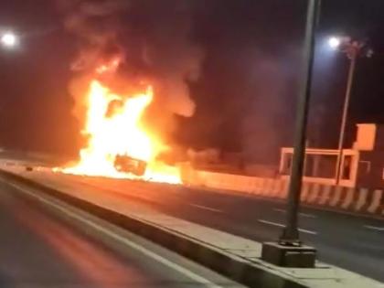 Thrill of burning truck on flyover in Lakhni; A truck carrying groceries suddenly caught fire | लाखनी येथील उड्डाणपुलावर बर्निंग ट्रकचा थरार; किराणा सामान घेऊन जात असलेल्या ट्रकने अचानक घेतला पेट 