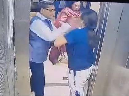 The dog will not go in the lift Retired IAS slaps woman, VIDEO of scuffle goes viral | ‘लिफ्ट मधून कुत्रा जाणार नाही’; निवृत्त IAS नं महिलेला लगावली थापड अन्..., हाणामारीचा VIDEO व्हायरल