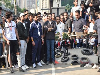 Aditya Thackeray once again experienced the art of children on a traffic-free road in Dindoshi | आदित्य ठाकरे यांनी दिंडोशीत पुन्हा एकदा अनुभवली रहदारीमुक्त रस्त्यावर चिमुरड्यांची कला