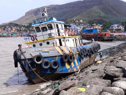 Tugboat and barge of Karanja contractor ashore after Cyclone Beeperjoy | बीपरजॉय चक्रीवादळाच्या तडाख्यात करंजा येथील ठेकेदाराची टगबोट आणि बार्ज किनाऱ्यावर 