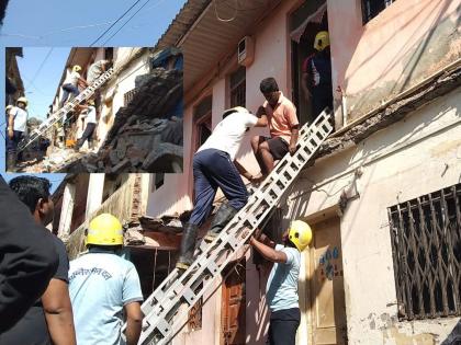 Gallery of one-storied Chawl building collapses, incident in Tulinj area | एक मजली चाळीच्या इमारतीची गॅलरी कोसळली, तुळींज परिसरातील घटना; अडकलेल्या परिवारांची केली सुटका