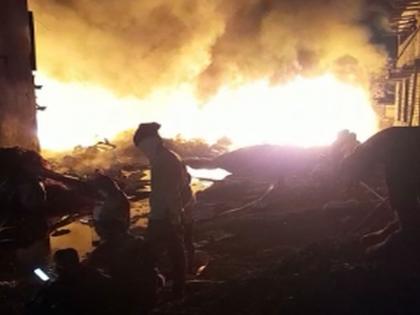 Massive fire at rubber factory in Akkalkot Road MIDC; 25 Fire Brigade trucks at the scene | अक्कलकोट रोड एमआयडीसीमधील रबर फॅक्टरीला भीषण आग; अग्निशामक दलाच्या २५ गाड्या घटनास्थळी