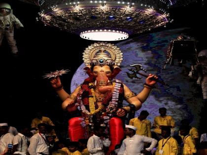 In just 10 minutes the King of Lalbaug Darshan; The torrential rains caused a rush of Ganesh devotees | लालबागच्या राजाचं दर्शन फक्त 10 मिनिटांत; गणेशभक्तांची गर्दी ओसरली