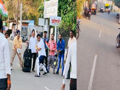 27 lakhs will be spent on shiny roads A unique movement made by playing cricket | चकाचक रस्त्यावर होणार २७ लाखांचा खर्च; क्रिकेट खेळून केले अनोखे आंदोलन