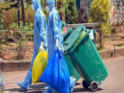 Deprived of keeping Mumbapuri clean by selling garbage; Not even getting the right ration, a time of famine on the family | कचरा वेचत मुंबापुरी स्वच्छ ठेवणारे वंचित; हक्काचे रेशनही मिळेना, कुटुंबावर उपासमारीची वेळ