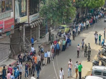 Coronavirus, Lockdown News: Queues of 'taxpayers' in front of closed wine shops; Aishi-Taishi of social distance | Coronavirus, Lockdown News: बंद वाइन शॉपसमोर ‘करदात्यां’च्या रांगा; सोशल डिस्टन्सिंगची ऐशी-तैशी