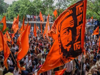 Police warn against Maratha agitation; The saffron flag was removed on the ST bus | मराठा आंदोलनाच्या पार्श्वभूमीवर पोलिसांकडून खबरदारी; एसटी बसवरील भगवा झेंडा उतरवला  