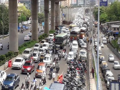 Coronavirus: Detention at a distance of two km; Queues of vehicles on all major roads | Coronavirus: दोन किमी अंतराच्या नियमाने खोळंबा; सर्व प्रमुख रस्त्यांवर वाहनांच्या रांगा