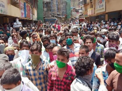 Coronavirus: due to Increased lockdown Thousands of people marched on the streets in Mumbra pnm | Coronavirus: लॉकडाऊन वाढवल्याने मुंब्रा परिसरात तणाव; हजारोंच्या संख्येने जमाव रस्त्यावर उतरला