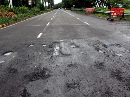 Eclipse of potholes on the way to Palm Beach due to rains; Neglect of municipal administration | पावसामुळे पामबीच मार्गाला लागले खड्ड्यांचे ग्रहण; महापालिका प्राशासनाचे दुर्लक्ष