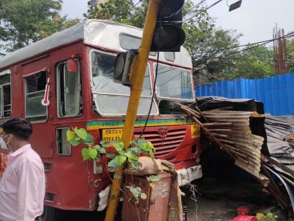 Best driver heart attack; The bus lost control and hit the signal | चालत्या बसमध्ये चालकाला हृदयविकाराचा झटका; नियंत्रण सुटल्याने बेस्ट बस सिग्नला धडकली