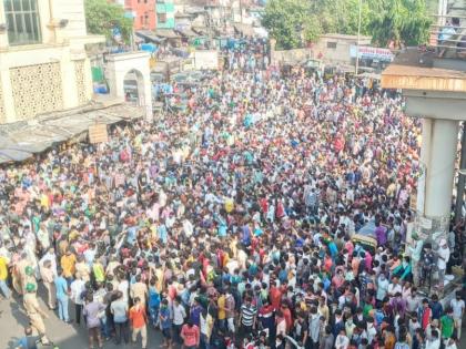 Coronavirus: A large group of migrant labourers gathered in Bandra pnm | Coronavirus: वांद्रे येथे लॉकडाऊनची ऐशीतैशी; हजारोंच्या संख्येने उतरलेल्या जमावामुळे परिसरात तणाव