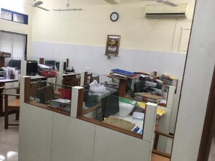 Empty in the Collector's office due to the strike staff; Dist. Working with black ribbons | संपातील कर्मचार्‍यांमुळे जिल्हाधिकारी कार्यालयात शुकशुकाट; जि. प.त काळ्या फिती लावून कामकाज