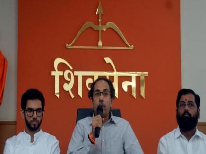 Maharashtra Election 2019: Meeting of all Shiv Sena MLAs on 'Matoshree'; Mobile phones banned | महाराष्ट्र निवडणूक २०१९: 'मातोश्री'वर शिवसेनेच्या सर्व आमदारांची बैठक सुरु; मोबाईल फोनवर बंदी 