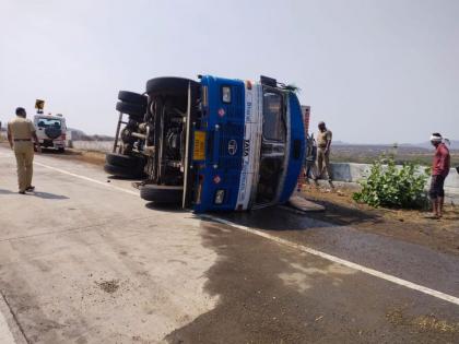 About 12000 liters of diesel spilled after the diesel tanker overturned | डिझेल टँकर उलटल्याने तब्बल १२ हजार लिटर डिझेल मातीमोल