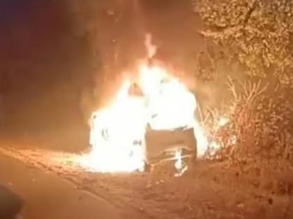 Big accident The car caught fire after hitting a tree 2 burned alive, 6 seriously injured | मोठा अपघात! झाडाला धडकल्यानंतर कारनं घेतला पेट; 2 जण जिवंत जळाले, 6 गंभीर