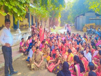 Anganwadi workers march in Khamgaon, Holi of Commissioner's letter | अंगणवाडी सेविकांचा खामगावात मोर्चा, आयुक्तांच्या पत्राची केली होळी