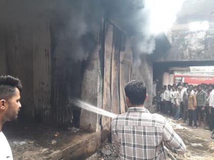 A fire broke out in the vegetable market in washim Relief work on war footing by fire brigade | भाजी मार्केटमध्ये लागली आग; सुदैवाने जिवितहानी टळली; अग्निशमन दलाकडून युद्धस्तरावर मदतकार्य