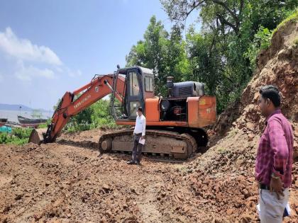 Angry villagers blocked the road connecting the Karanja-Revas ro-ro service | करंजा-रेवस रो-रो सेवेशी जोडणाऱ्या रस्त्याचे काम संतप्त ग्रामस्थांनी बंद पाडले 