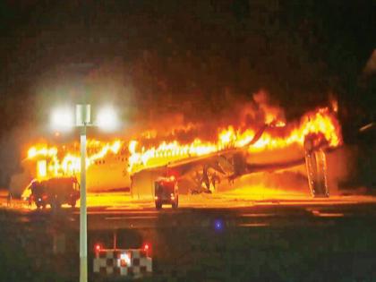 One plane collides with another 379 passengers survived the fire | एका विमानाची दुसऱ्याला धडक; आग लागूनही ३७९ प्रवासी बचावले