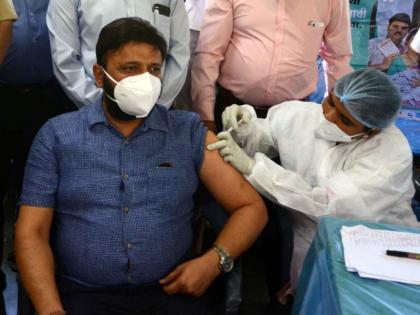 KDMC Commissioner and Deputy Commissioner of Police took corona vaccine | केडीएमसी आयुक्त अन् पोलिस उपायुक्तांनी घेतली कोरोनाची लस