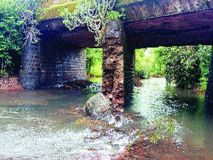 Jawale bridge in Shrivardhan taluka is collapsing | श्रीवर्धन तालुक्यातील जावेळे पूल ढासळतोय